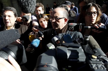 Santiago Abascal, en una imagen tomada a su salida de la Audiencia Nacional, donde compareció por los pagos aparecidos en los manuscritos de Bárcenas. (GARA)