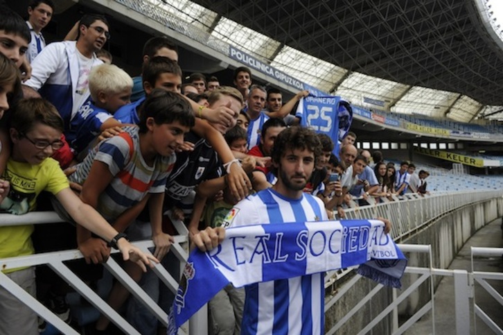 Granero posa con la camiseta y la bufanda blanquiazul (ARGAZKI PRESS)