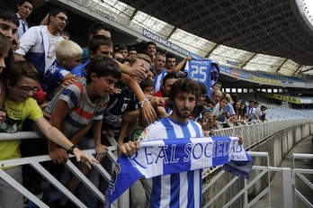 Granero posa con la camiseta y la bufanda blanquiazul (ARGAZKI PRESS)
