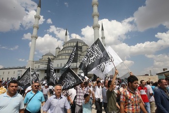 Movilización de apoyo a los islamistas en Estambul, Turquía. (Adem ALTAN / AFP PHOTO)