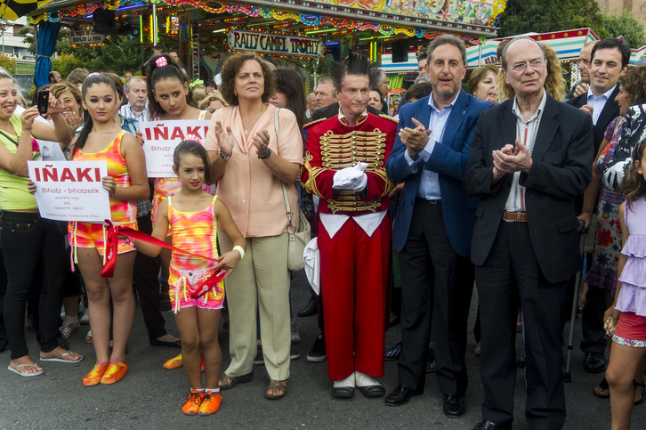 La Corporación municipal, junto con integrantes del circo Mundial, inaugura el recinto ferial del parque Etxebarria. (Monika DEL VALLE / ARGAZKI PRESS)
