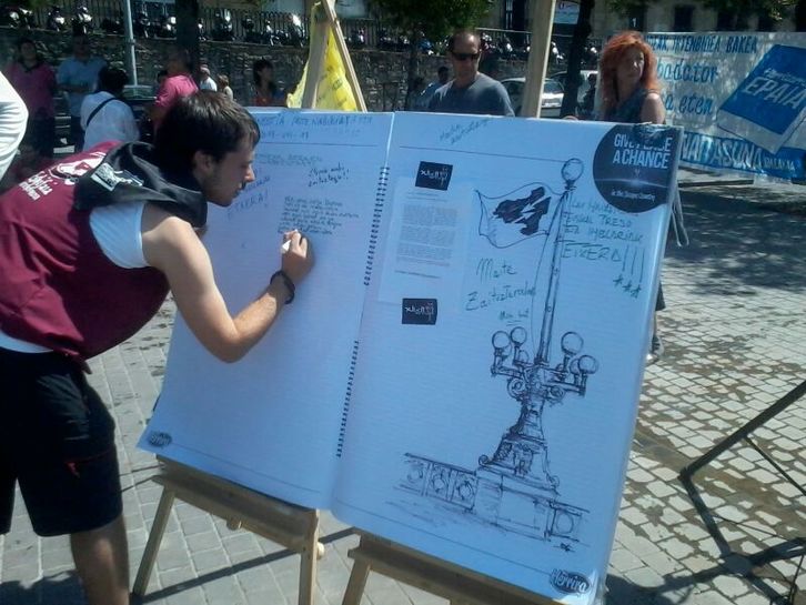 Herritarrek ekimenaren kaieran idazten dituzte euren ekarpenak. (Herrira)