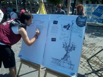 Herritarrek ekimenaren kaieran idazten dituzte euren ekarpenak. (Herrira)