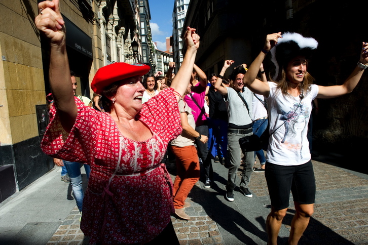 La txupinera Jone Artola y la pregonera Iraia Iturregi durante la kalejira de las comparsas. (Raul BOGAJO / ARGAZKI PRESS)