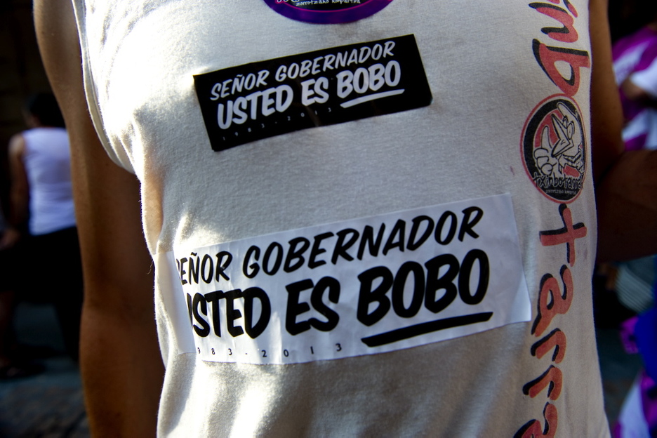 «Señor gobernador, usted es bobo» pegatina ugari ikusi dira txupinean. (Raul BOGAJO / ARGAZKI PRESS)