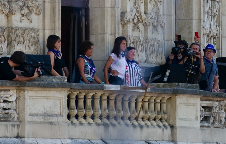 Urtasunek (pregoilariaren eskuinera) bota zuen txupina, auzitegien debekuaren ondorioz.