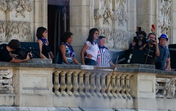 Aste Nagusiko ikono denak izan dira Arriagako balkoian.