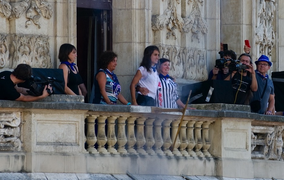 Aste Nagusiko ikono denak izan dira Arriagako balkoian. 