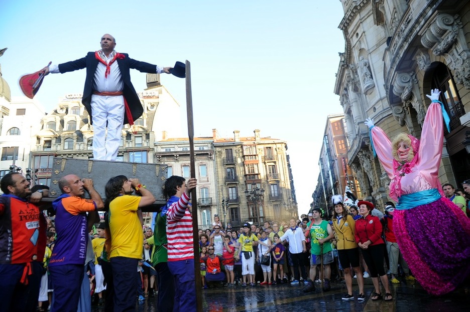 Txupina jaurti ostean berriz dagozkien jantziak hartu eta pregoilaria, txupinera eta Marijaia plazara jaitsi dira. (Marisol RAMIREZ / ARGAZKI PRESS)