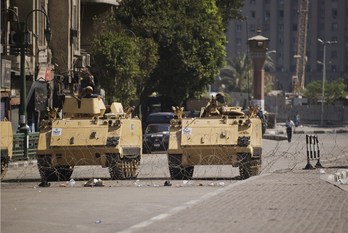 Tanques del Ejército eqipcio en las calle de El Cairo. (Gianluigi GUERCIA / AFP)