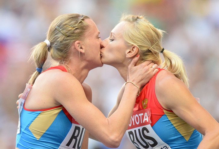 Las rusas Kseniya Ryzhova y Tatyana Firova se besan tras ganar el oro en protesta por la ley sobre los gays. (Yuri KADOBNOV / AFP)