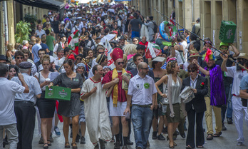 Alde Zaharreko kaleetatik giro bikaina ezarri dute piratek. (Gorka RUBIO / ARGAZKI PRESS)