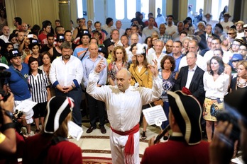 Aurresku durante el acto previo del txupinazo, con numerosos representantes políticos. (Marisol RAMIREZ / ARGAZKI PRESS)