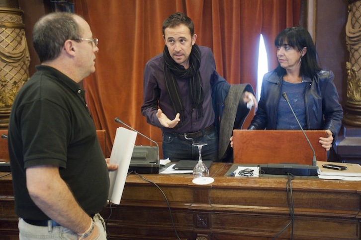 Denis Itxaso conversa con Juan Karlos Izagirre durante un pleno municipal. (Gari GARAIALDE / ARGAZKI PRESS)