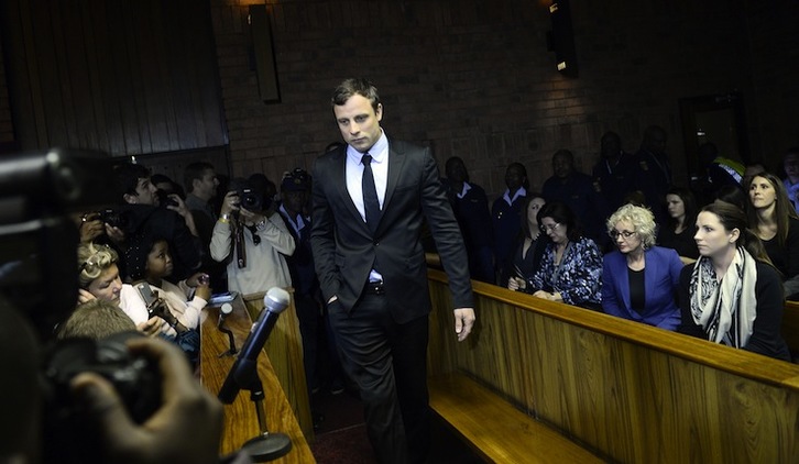 Pistorius, a su llegada al tribunal. (Stephane DE SAKUTIN / ARGAZKI PRESS)