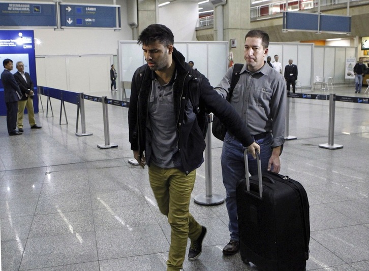 Miranda llega al aeropuerto de Rio de Janeiro acompañado del periodista Gleen Greenwald. (Marcelo PIU / AFP PHOTO)