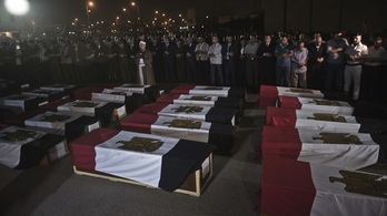 Funeral por los policías muertos en un ataque con morteros en el Sinaí. (Khaled DESOUKI / AFP PHOTO)
