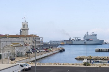 La fragata británica HMS Westminster atracó ayer en el puerto de Gibraltar. (Marcos MORENO / AFP PHOTO)