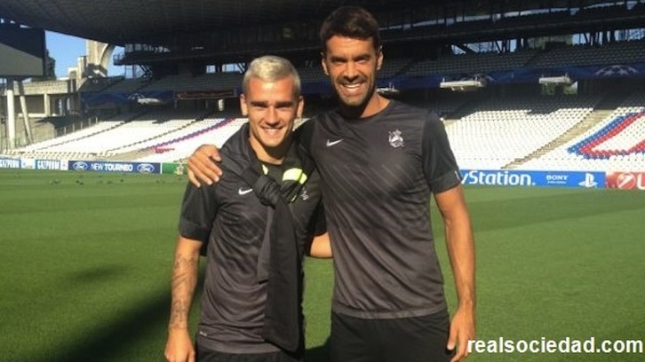 Griezmann y Prieto, sonrientes sobre el césped de Gerland. (REALSOCIEDAD.COM)