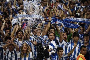 La afición de la Real disfrutó del recital de los suyos en Gerland. (Jeff PACHOUD /AFP PHOTO)
