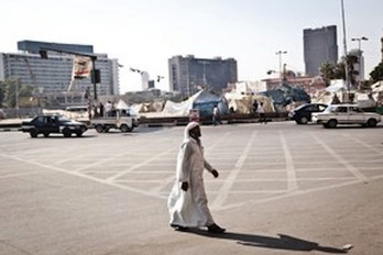 Un hombre camina por la ahora casi vacía plaza Tahrir, en El Cairo. (Virginie NGUYEN HOANG / AFP PHOTO)