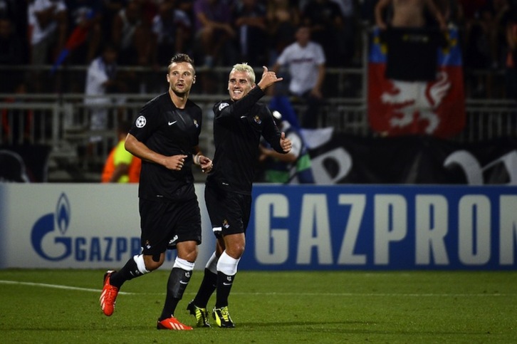 Seferovic y Griezmann fueron los protagonistas del partido de ida. (Jeff PACHOUD / AFP PHOTO)