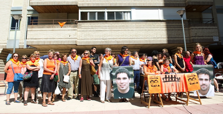 Eleak mugimenduak deituta hamarnaka herritar elkartu dira Herri Harresia eraikitzeko konpromisoa berrestera. (ARGAZKI PRESS)