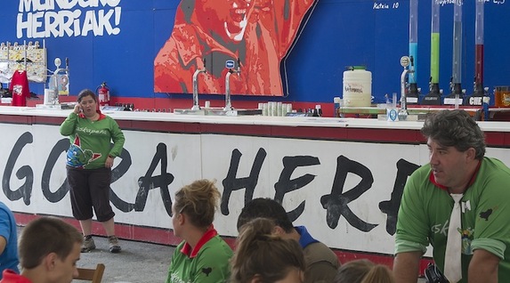 Hugo Chávez ocupa un lugar predominante en la txosna de Askapeña.