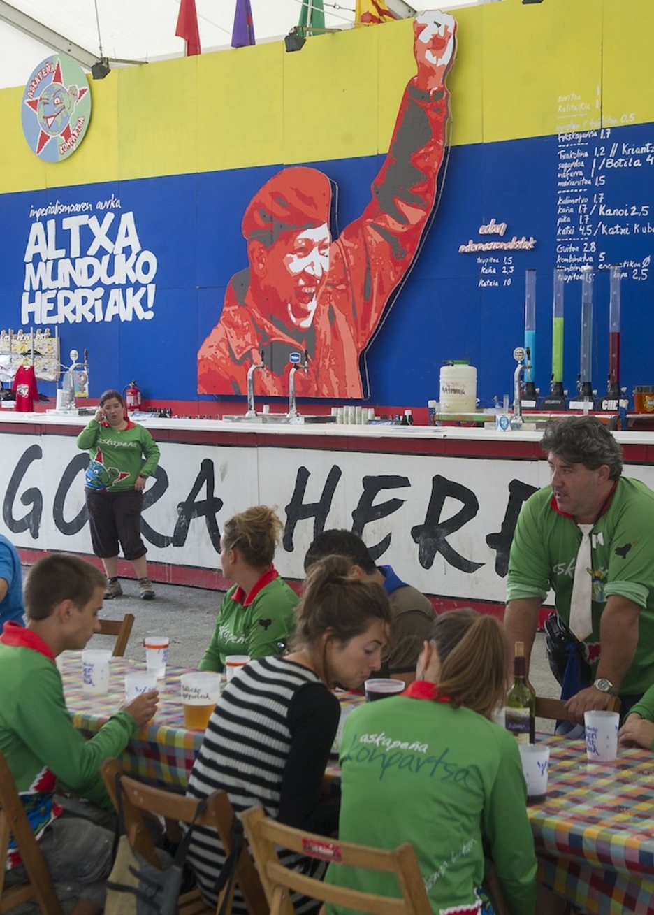 Hugo Chávez ocupa un lugar predominante en la txosna de Askapeña. Hugo Chávez ocupa un lugar predominante en la txosna de Askapeña.