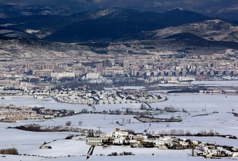Vista invernal de la comarca de Erreniega, con Iruñea al fondo. (Iñigo URIZ / ARGAZKI PRESS)