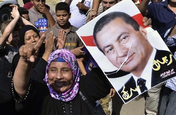 Momento en el que Mubarak ha salido de prisión en helicóptero. (Mohamed El-SHAHED / AFP)