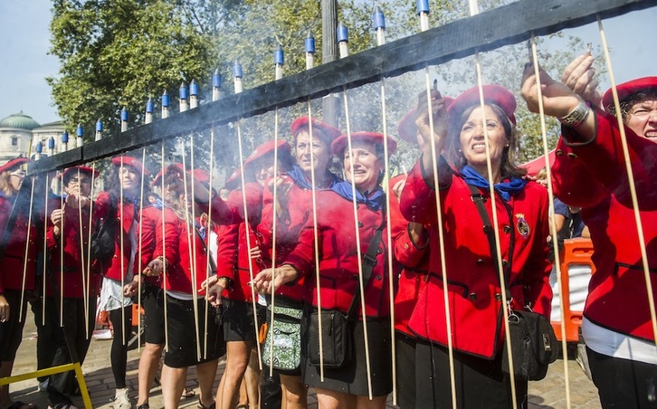 Tradicional homenaje a las txupineras hoy en Bilbo. (ARGAZKI PRESS)