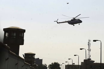 Momento en el que Mubarak ha salido de prisión en helicóptero. (Mohamed El-SHAHED / AFP)