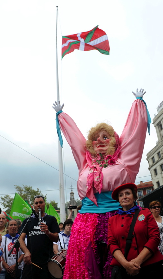 Marijaia eta txupinera ikurrinari omenaldian, atzean euskal ikurra. (ARGAZKI PRESS)