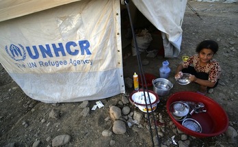 Una niña friega en un campo de refugiados de la ONU. (Safin HAMED / AFP PHOTO)