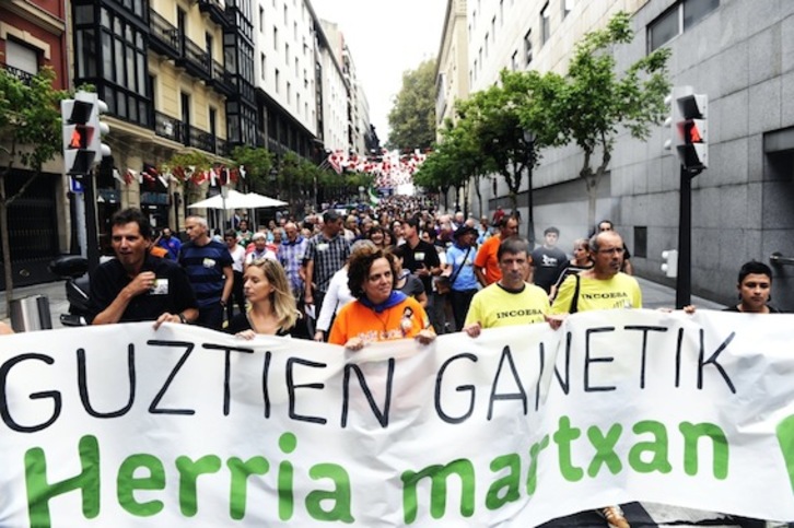 Políticos y representantes de diversos colectivos han portado la pancarta. (ARGAZKI PRESS)
