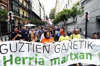 Políticos y representantes de diversos colectivos han portado la pancarta. (ARGAZKI PRESS)