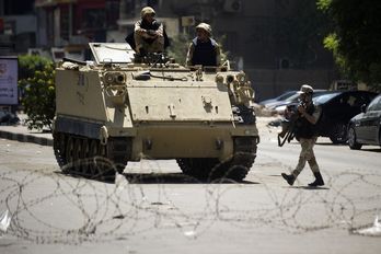 Los tanques del Ejército custodian las calles. (AFP)