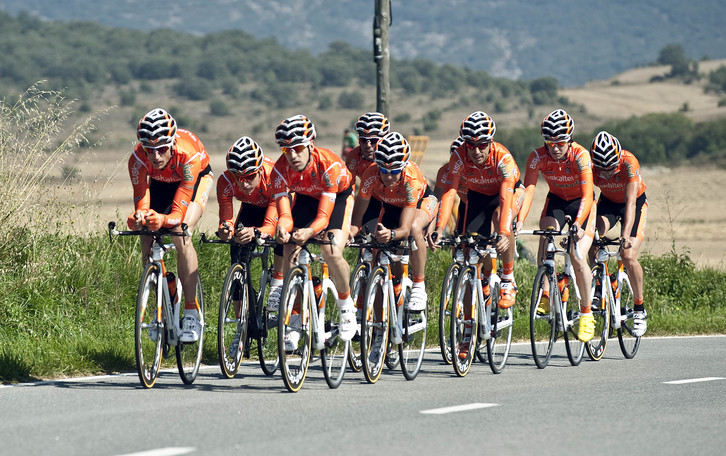 El equipo Euskaltel durante un entrenamiento para la Vuelta. (Jon HERNAEZ / ARGAZKI PRESS)