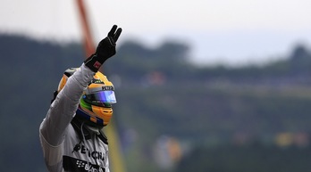Hamilton saluda a los aficionados tras lograr una nueva pole. (Alexander KLEIN / AFP PHOTO)