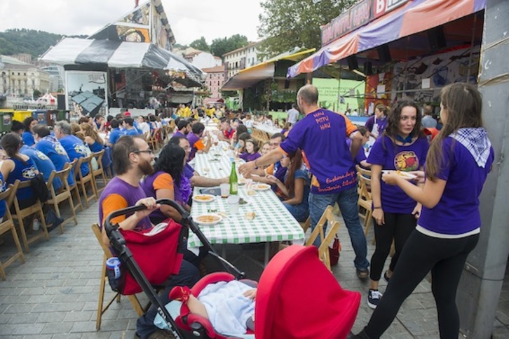 Las comparsas disfrutaron de la comida popular en El Arenal. (Luis JAUREGIALTZO / ARGAZKI PRESS)