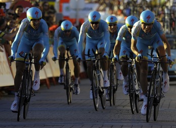 Los corredores del Astana entran en meta. (Miguel RIOPA / AFP PHOTO)