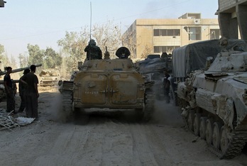 Soldados y vehículos del Ejército sirio en las calles de Damasco. (AFP PHOTO)