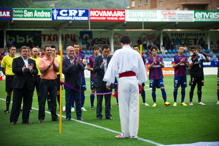Primer partido de la temporada en Eibar con la presencia de representantes institucionales. (Juan Carlos RUIZ / ARGAZKI PRESS)