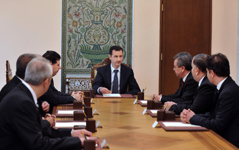 Reunión de Bassar al-Assad con los ministros de su Gobierno difundida por la agencia SANA. (AFP)