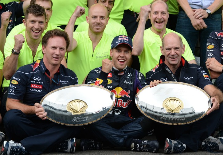 Vettel Red Bull taldeko kideekin garaipena ospatzen. (John THYS / AFP)