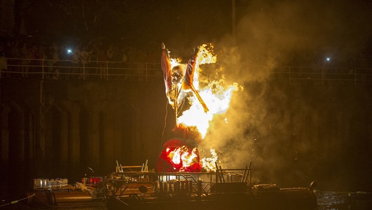 Areatza eta ibaiko inguruak jendez bete ziren Aste Nagusiko amaiera ekitaldian. (Juanan RUIZ / ARGAZKI PRESS)