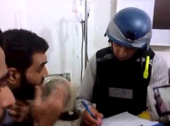 Uno de los inspectores de la UNO que investiga el uso de armas químicas. Imagen obtenida de una grabación de vídeo.