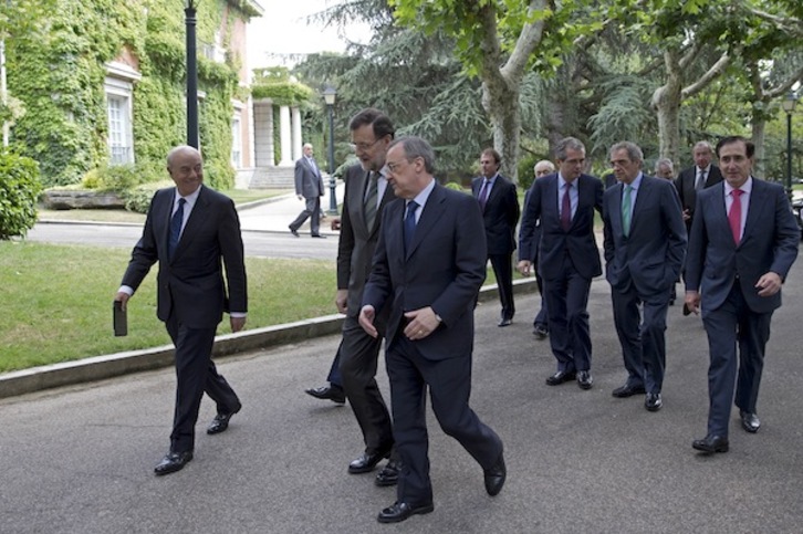 Florentino Pérez conversa con Rajoy en una reciente reunión de la élite económica estatal.