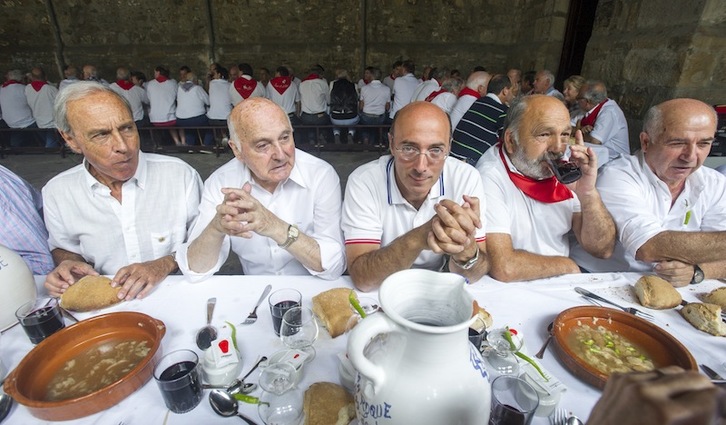 Urquijok, irudian, eta Pablo Gorostiagaren alabak Laudioko kofradiaren bazkarian topo egin zuten. (Juanan RUIZ / ARGAZKI PRESS)
